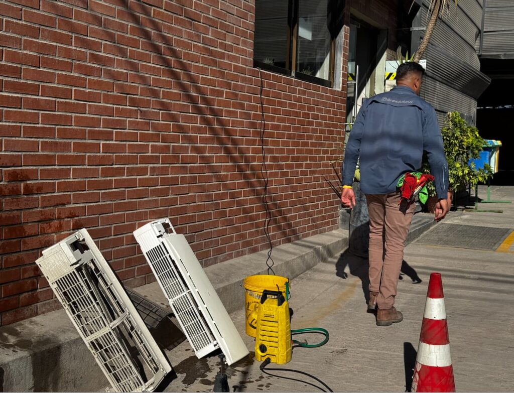 mantención de aire acondicionado en Santiago técnico limpiando equipo